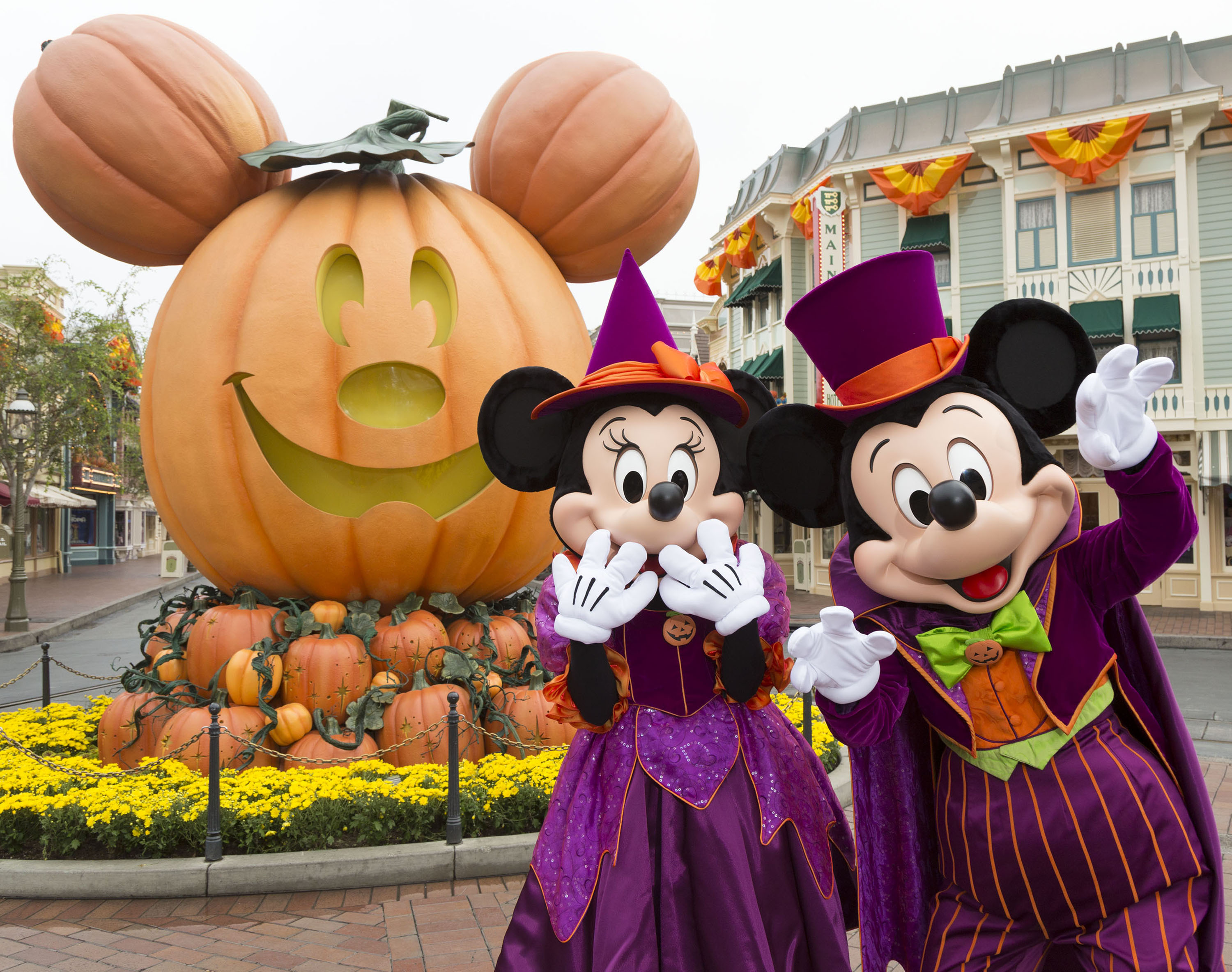 Featured image for “Frightful Fun for Everyone: Halloween Time at the Disneyland Resort Returns September 7-October 31”