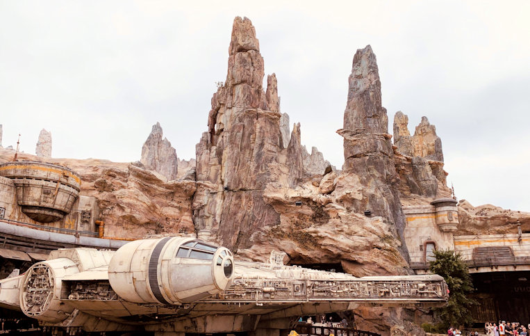 Featured image for “Star Wars: Galaxy’s Edge in Disneyland by Small World Vacations’ Agent Carly”