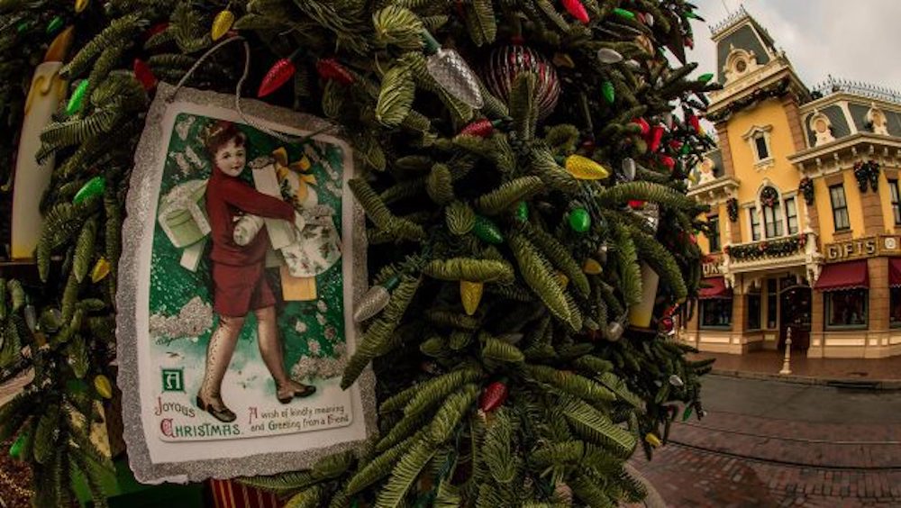 Featured image for “Behind the Scenes: Decking the Disneyland Resort for the Holidays”