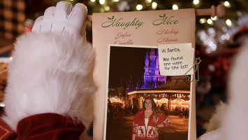 Featured image for “‘Tis the Season for Ho-Ho-Holiday Photo Ops at Walt Disney World Resort”